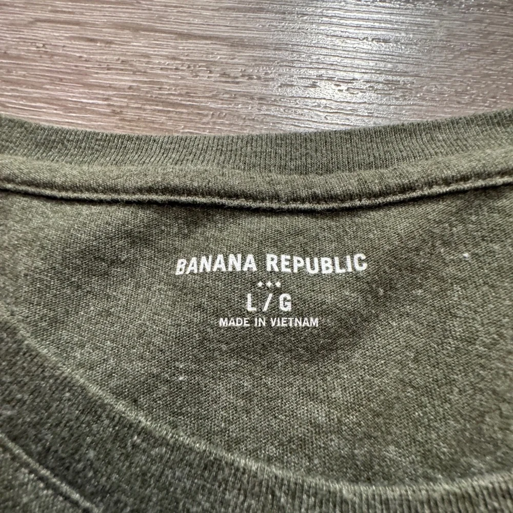 Banana Republic Shirt Mens Large Olive Green Cotton Northwest Bear Gorpcore Tee